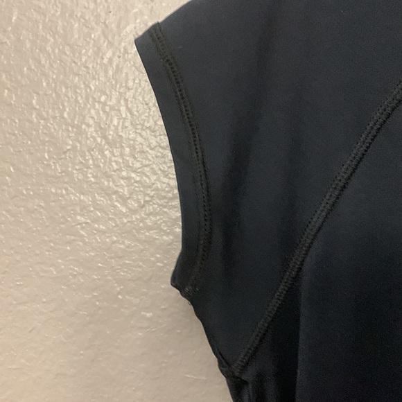 Under Armour Semi-Fitted Catalyst HeatGear Black Shirt Woman’s small - Picture 5 of 10